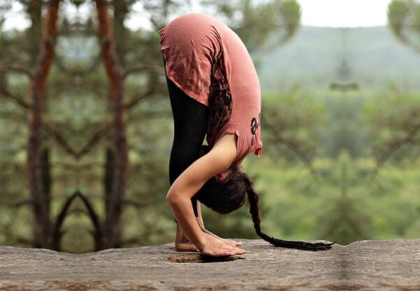 uttanasana yoga pose alang sa pagkawala sa timbang