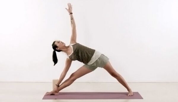 yoga triangle pose alang sa pagkawala sa timbang
